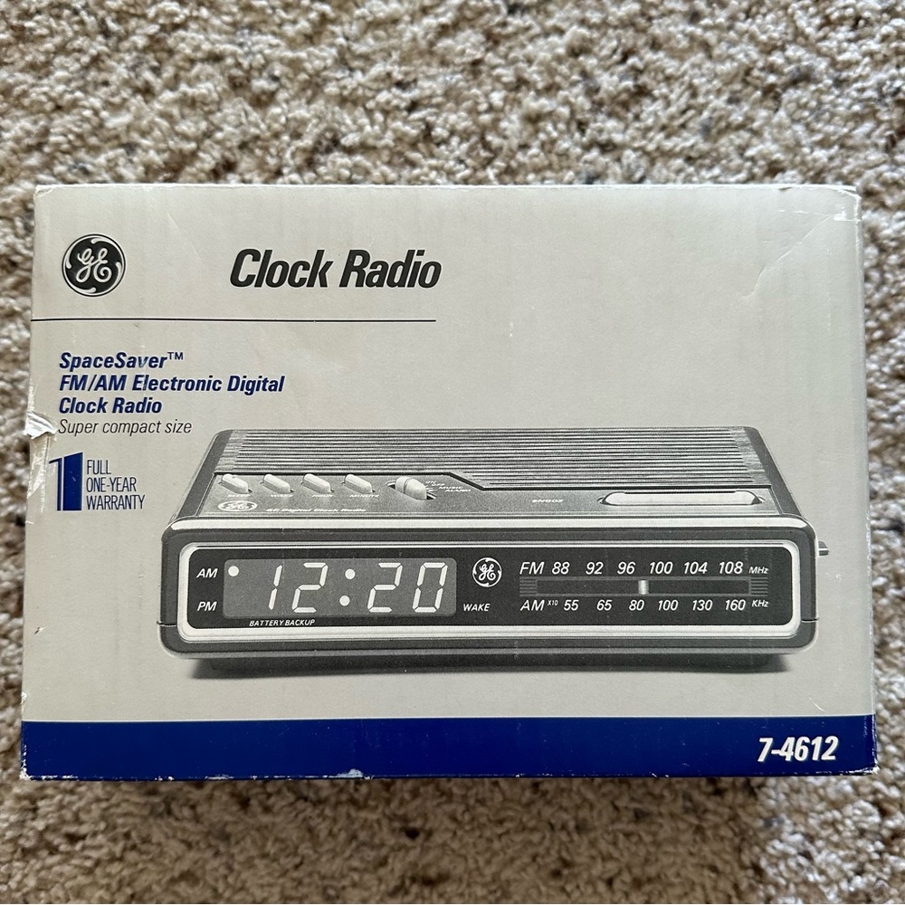 GE SpaceSaver™ FM/AM Electronic Digital Clock Radio